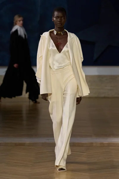 Look 10